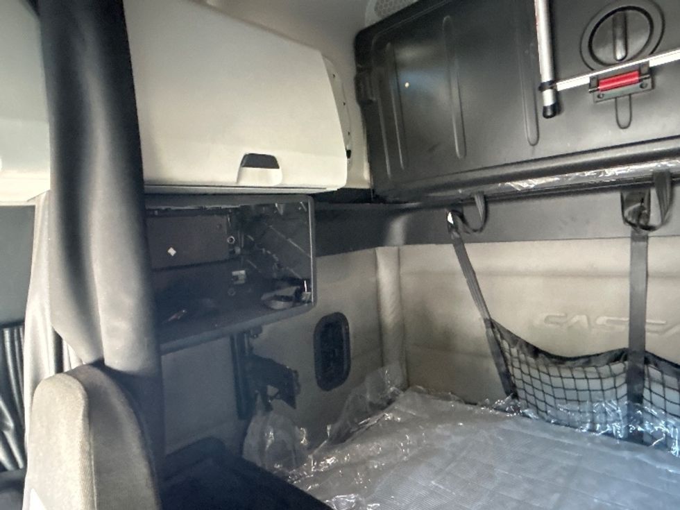 Sleeper Tractor-Heavy Duty Tractors-Freightliner-2020-T12664ST-Anderson-SC-316,158\n\t\tmiles-$ 73,250 - Image 19