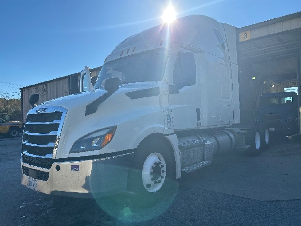 Sleeper Tractor-Heavy Duty Tractors-Freightliner-2020-T12664ST-Anderson-SC-316,158\n\t\tmiles-$ 73,250 - Image 3