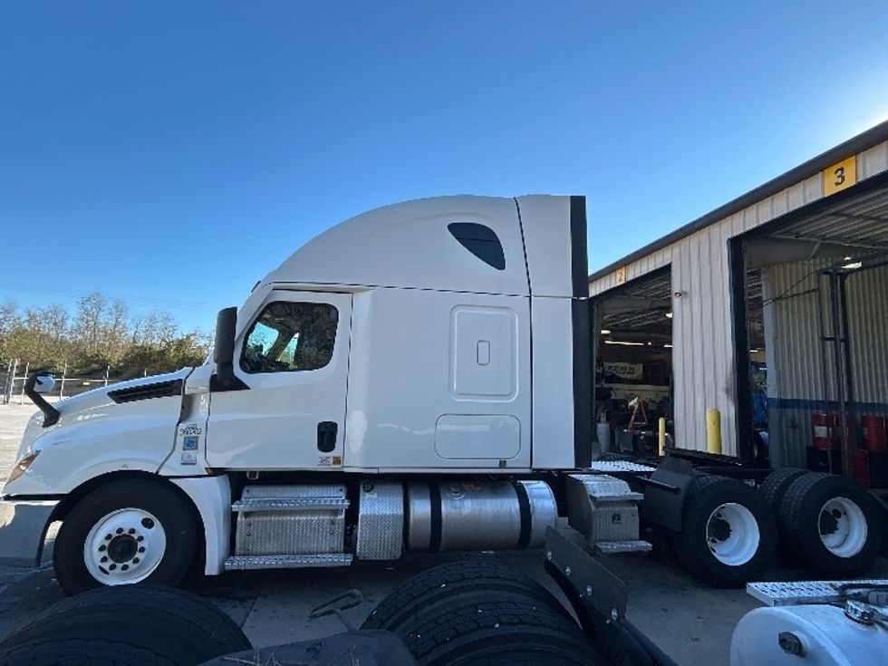 Sleeper Tractor-Heavy Duty Tractors-Freightliner-2020-T12664ST-Anderson-SC-316,158\n\t\tmiles-$ 73,250 - Image 4