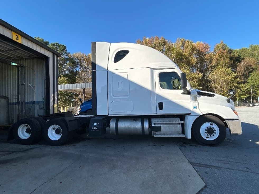 Sleeper Tractor-Heavy Duty Tractors-Freightliner-2020-T12664ST-Anderson-SC-316,158\n\t\tmiles-$ 73,250 - Image 8