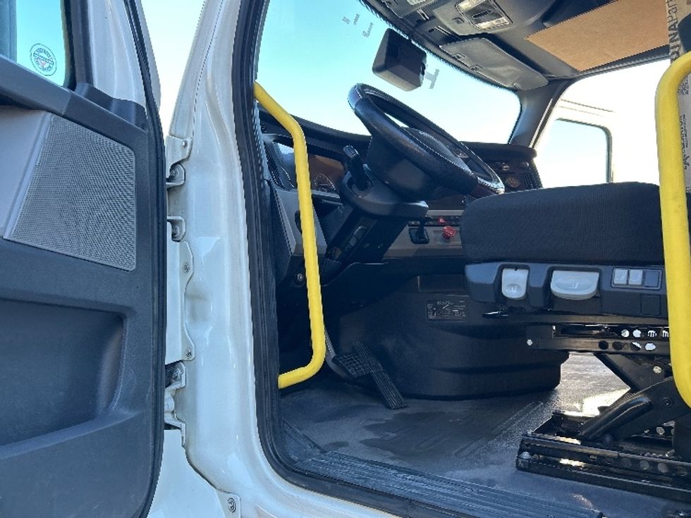 Sleeper Tractor-Heavy Duty Tractors-Freightliner-2020-T12664ST-Anderson-SC-316,158\n\t\tmiles-$ 73,250 - Image 9