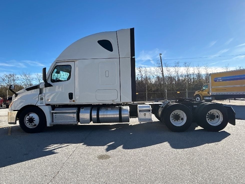 Sleeper Tractor-Heavy Duty Tractors-Freightliner-2020-T12664ST-Anderson-SC-348,519\n\t\tmiles-$ 66,750 - Image 4