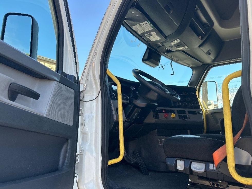 Sleeper Tractor-Heavy Duty Tractors-Freightliner-2020-T12664ST-Anderson-SC-348,519\n\t\tmiles-$ 66,750 - Image 9