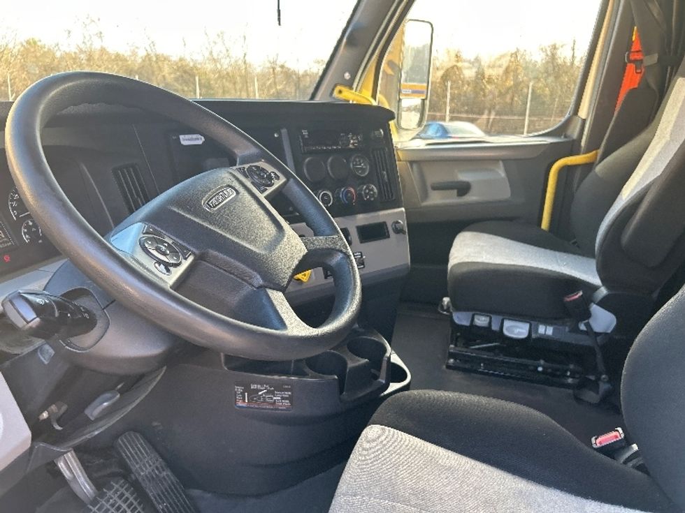 Sleeper Tractor-Heavy Duty Tractors-Freightliner-2020-T12664ST-Anderson-SC-380,489\n\t\tmiles-$ 65,000 - Image 10