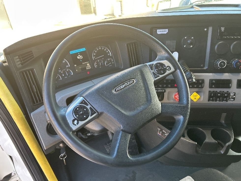 Sleeper Tractor-Heavy Duty Tractors-Freightliner-2020-T12664ST-Anderson-SC-380,489\n\t\tmiles-$ 65,000 - Image 11