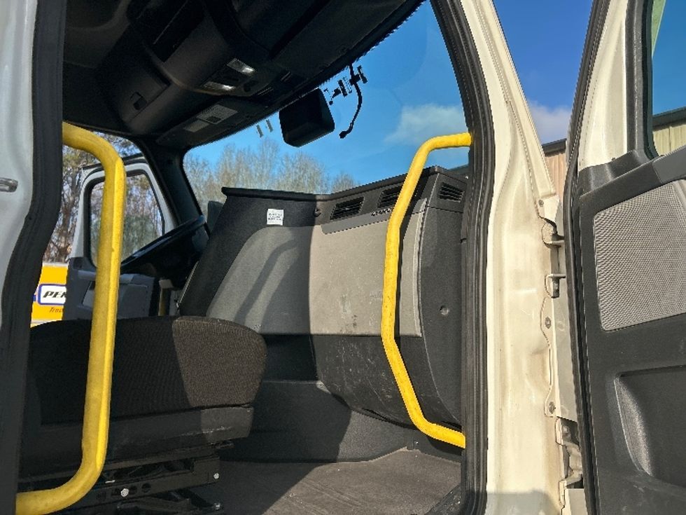 Sleeper Tractor-Heavy Duty Tractors-Freightliner-2020-T12664ST-Anderson-SC-380,489\n\t\tmiles-$ 65,000 - Image 13