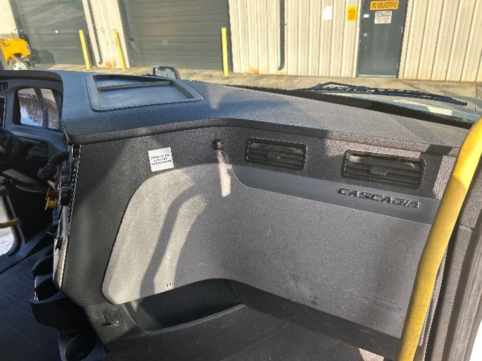 Sleeper Tractor-Heavy Duty Tractors-Freightliner-2020-T12664ST-Anderson-SC-380,489\n\t\tmiles-$ 65,000 - Image 14