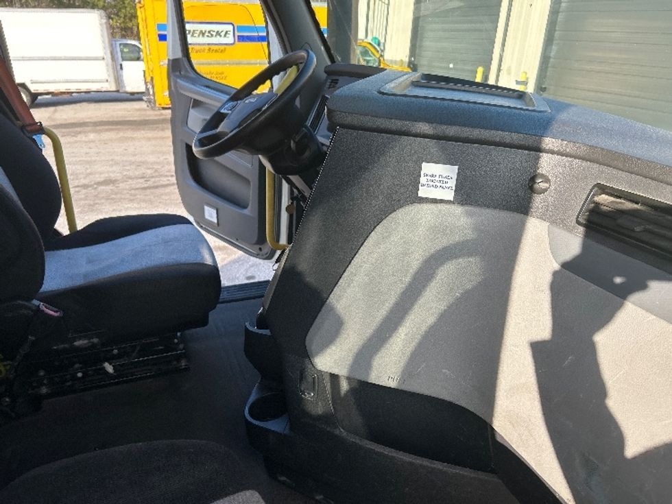 Sleeper Tractor-Heavy Duty Tractors-Freightliner-2020-T12664ST-Anderson-SC-380,489\n\t\tmiles-$ 65,000 - Image 15