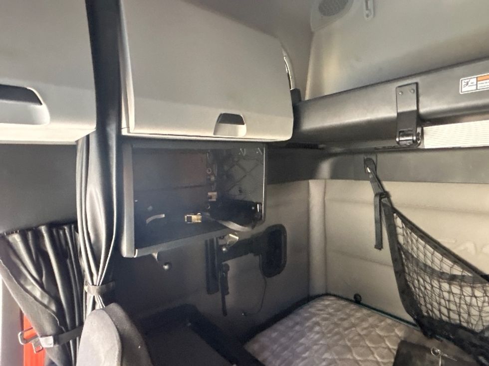 Sleeper Tractor-Heavy Duty Tractors-Freightliner-2020-T12664ST-Anderson-SC-380,489\n\t\tmiles-$ 65,000 - Image 16