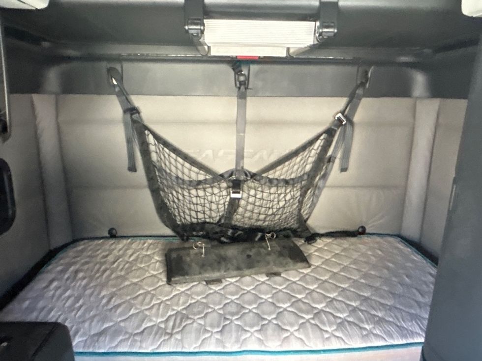 Sleeper Tractor-Heavy Duty Tractors-Freightliner-2020-T12664ST-Anderson-SC-380,489\n\t\tmiles-$ 65,000 - Image 17