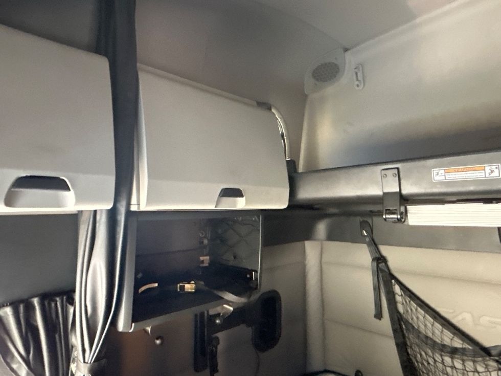 Sleeper Tractor-Heavy Duty Tractors-Freightliner-2020-T12664ST-Anderson-SC-380,489\n\t\tmiles-$ 65,000 - Image 19