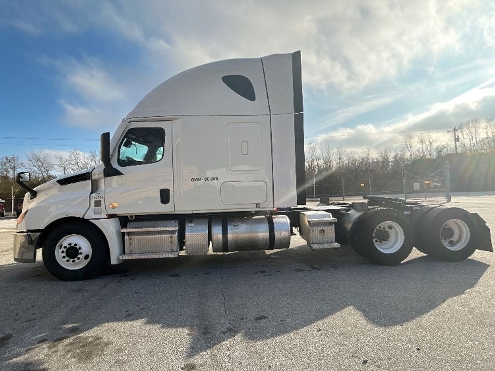Sleeper Tractor-Heavy Duty Tractors-Freightliner-2020-T12664ST-Anderson-SC-380,489\n\t\tmiles-$ 65,000 - Image 4