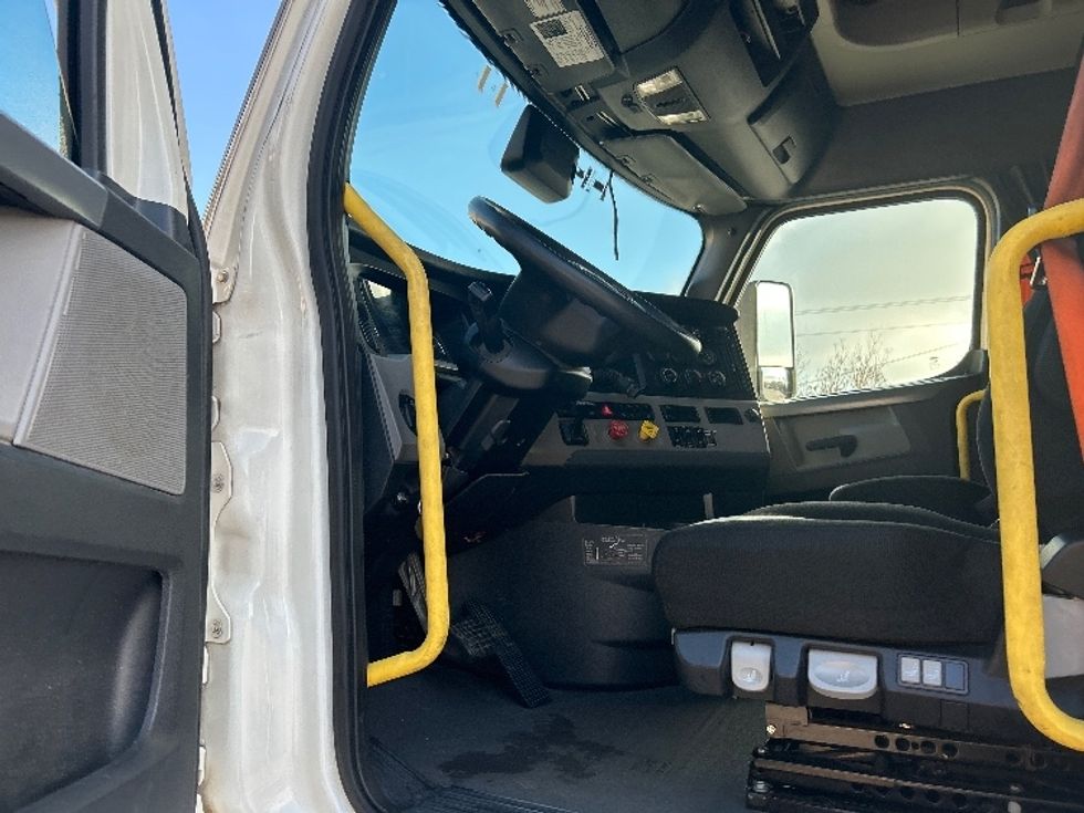 Sleeper Tractor-Heavy Duty Tractors-Freightliner-2020-T12664ST-Anderson-SC-380,489\n\t\tmiles-$ 65,000 - Image 9