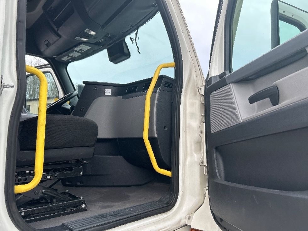 Sleeper Tractor-Heavy Duty Tractors-Freightliner-2020-T12664ST-Anderson-SC-385,714\n\t\tmiles-$ 64,500 - Image 13