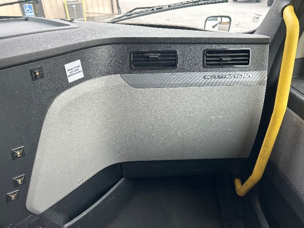 Sleeper Tractor-Heavy Duty Tractors-Freightliner-2020-T12664ST-Anderson-SC-385,714\n\t\tmiles-$ 64,500 - Image 14