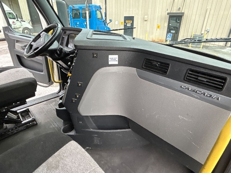 Sleeper Tractor-Heavy Duty Tractors-Freightliner-2020-T12664ST-Anderson-SC-385,714\n\t\tmiles-$ 64,500 - Image 15