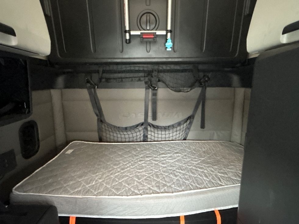 Sleeper Tractor-Heavy Duty Tractors-Freightliner-2020-T12664ST-Anderson-SC-385,714\n\t\tmiles-$ 64,500 - Image 17