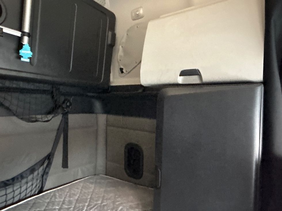 Sleeper Tractor-Heavy Duty Tractors-Freightliner-2020-T12664ST-Anderson-SC-385,714\n\t\tmiles-$ 64,500 - Image 18