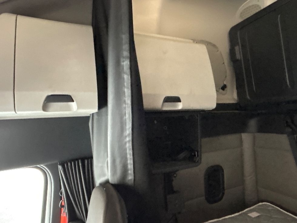 Sleeper Tractor-Heavy Duty Tractors-Freightliner-2020-T12664ST-Anderson-SC-385,714\n\t\tmiles-$ 64,500 - Image 19