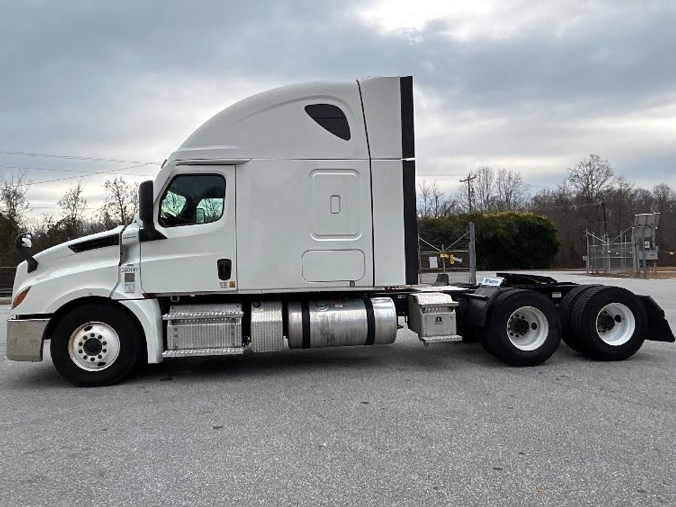 Sleeper Tractor-Heavy Duty Tractors-Freightliner-2020-T12664ST-Anderson-SC-385,714\n\t\tmiles-$ 64,500 - Image 4