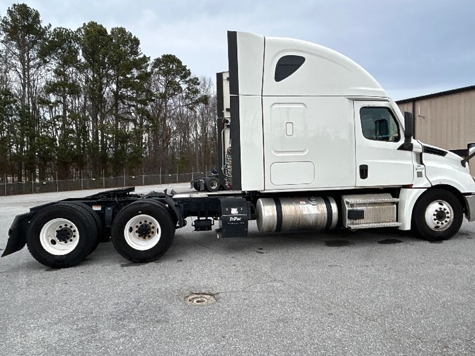 Sleeper Tractor-Heavy Duty Tractors-Freightliner-2020-T12664ST-Anderson-SC-385,714\n\t\tmiles-$ 64,500 - Image 8