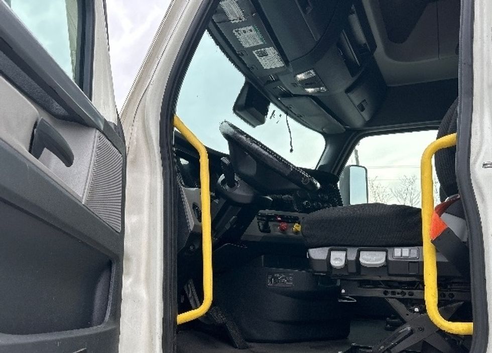 Sleeper Tractor-Heavy Duty Tractors-Freightliner-2020-T12664ST-Anderson-SC-385,714\n\t\tmiles-$ 64,500 - Image 9