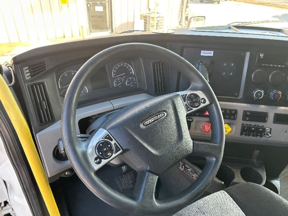 Sleeper Tractor-Heavy Duty Tractors-Freightliner-2020-T12664ST-Anderson-SC-411,427\n\t\tmiles-$ 63,250 - Image 11
