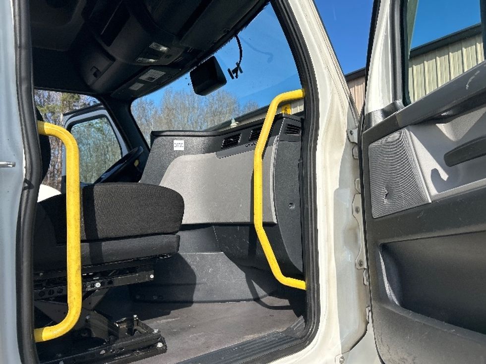 Sleeper Tractor-Heavy Duty Tractors-Freightliner-2020-T12664ST-Anderson-SC-411,427\n\t\tmiles-$ 63,250 - Image 13