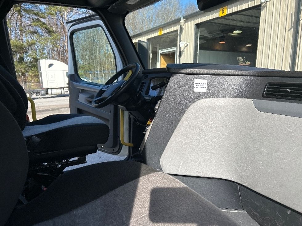 Sleeper Tractor-Heavy Duty Tractors-Freightliner-2020-T12664ST-Anderson-SC-411,427\n\t\tmiles-$ 63,250 - Image 15