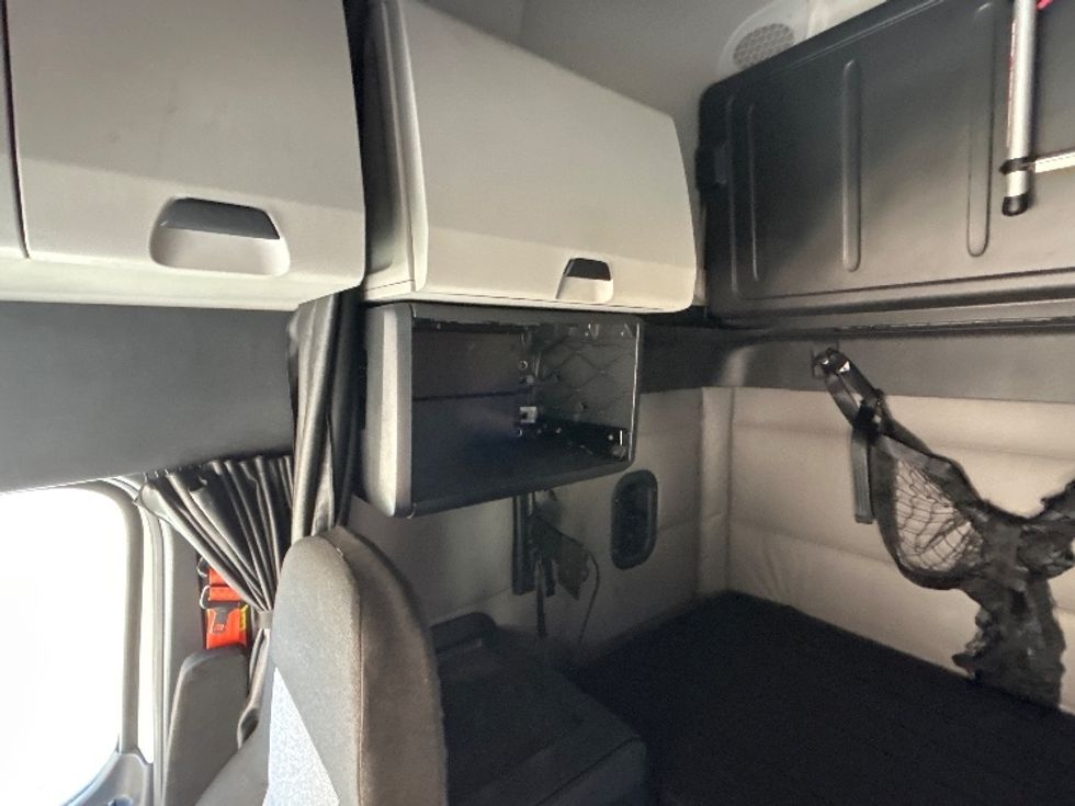 Sleeper Tractor-Heavy Duty Tractors-Freightliner-2020-T12664ST-Anderson-SC-411,427\n\t\tmiles-$ 63,250 - Image 16