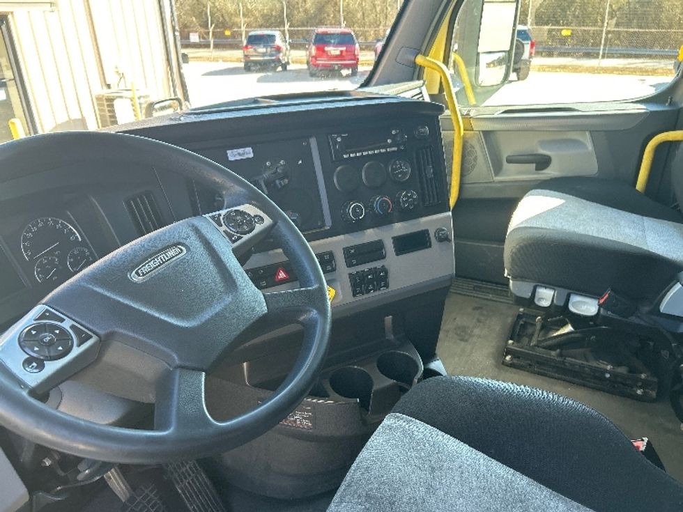 Sleeper Tractor-Heavy Duty Tractors-Freightliner-2020-T12664ST-Anderson-SC-418,136\n\t\tmiles-$ 62,000 - Image 10