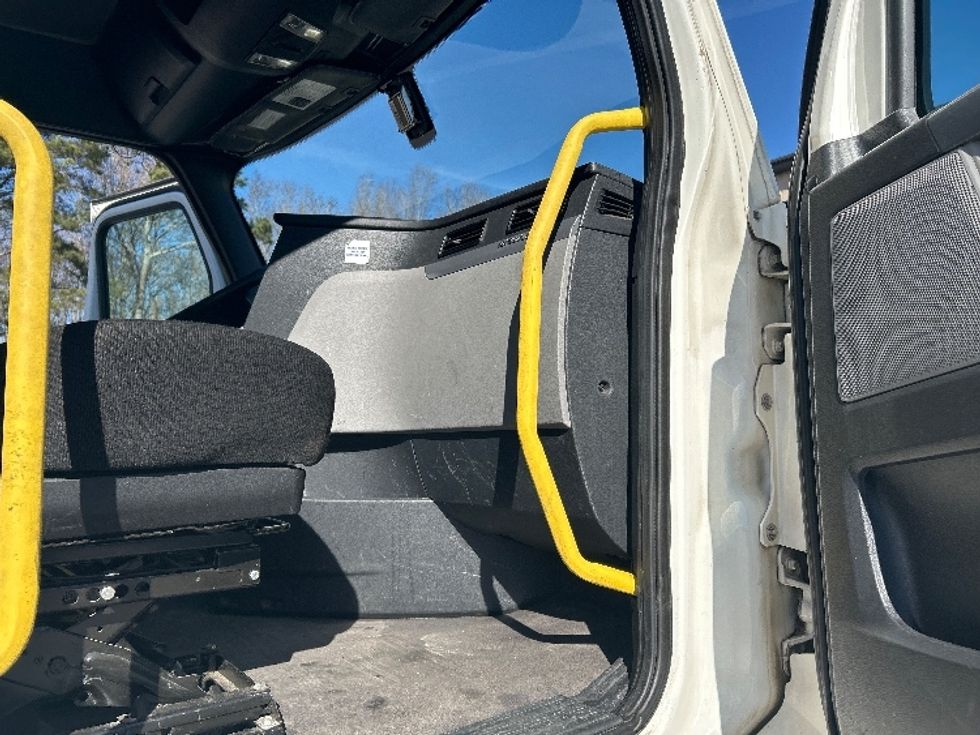 Sleeper Tractor-Heavy Duty Tractors-Freightliner-2020-T12664ST-Anderson-SC-418,136\n\t\tmiles-$ 62,000 - Image 13