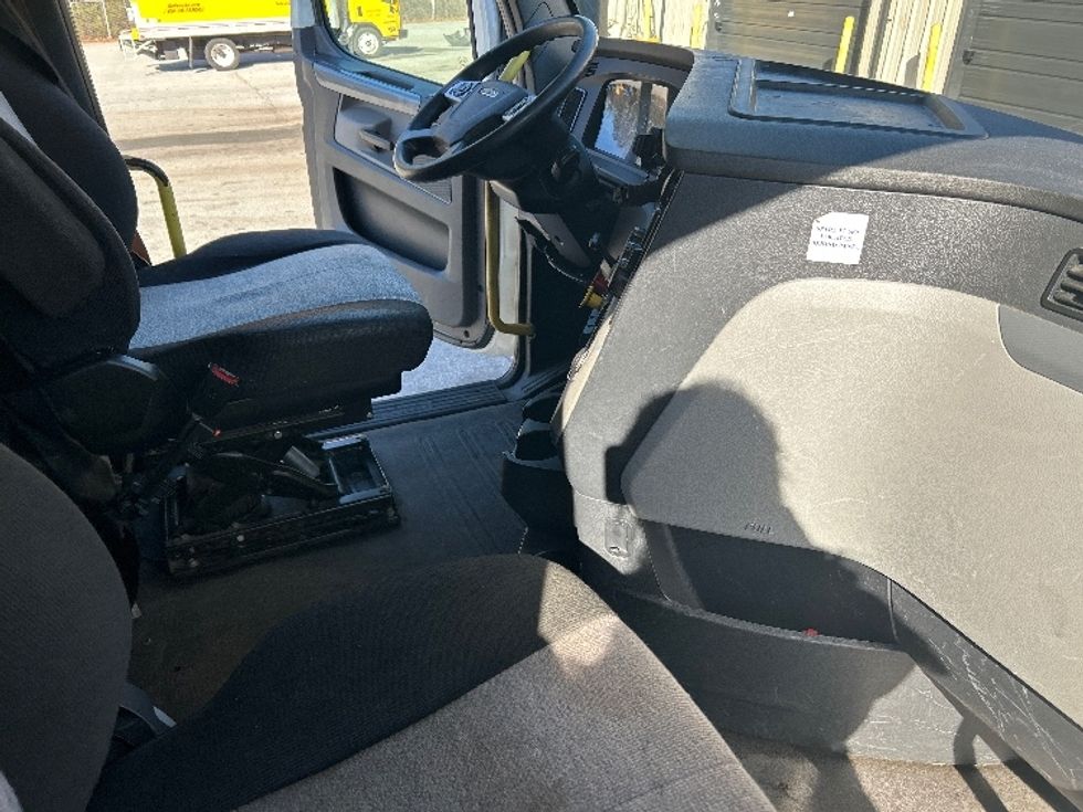 Sleeper Tractor-Heavy Duty Tractors-Freightliner-2020-T12664ST-Anderson-SC-418,136\n\t\tmiles-$ 62,000 - Image 15