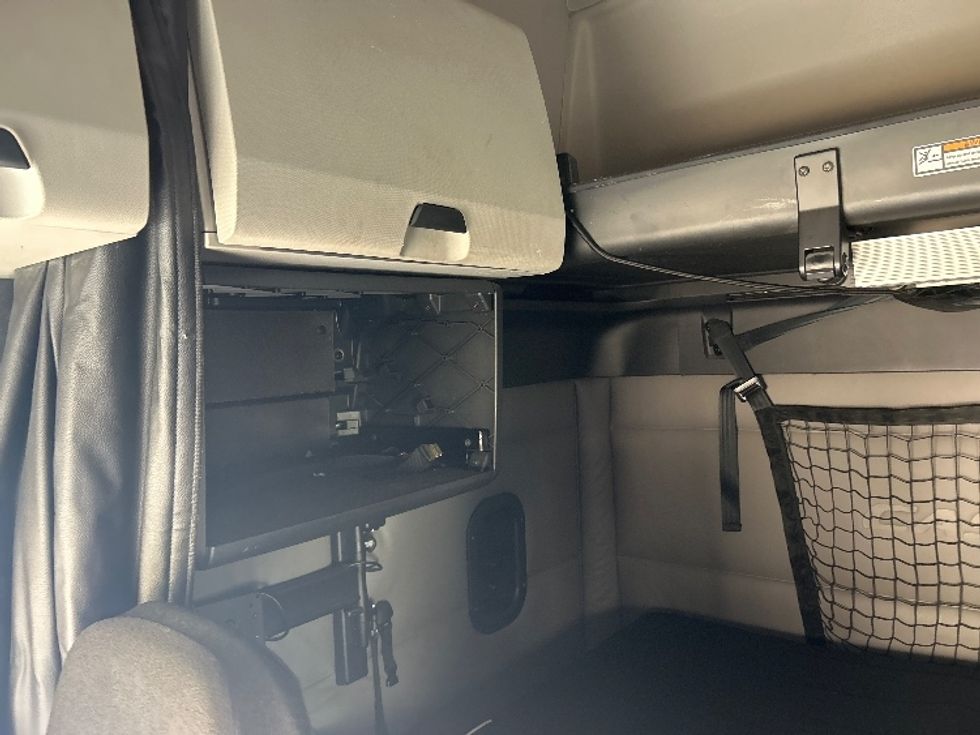 Sleeper Tractor-Heavy Duty Tractors-Freightliner-2020-T12664ST-Anderson-SC-418,136\n\t\tmiles-$ 62,000 - Image 16