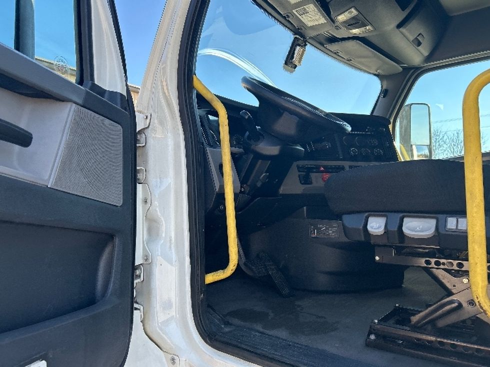 Sleeper Tractor-Heavy Duty Tractors-Freightliner-2020-T12664ST-Anderson-SC-418,136\n\t\tmiles-$ 62,000 - Image 9