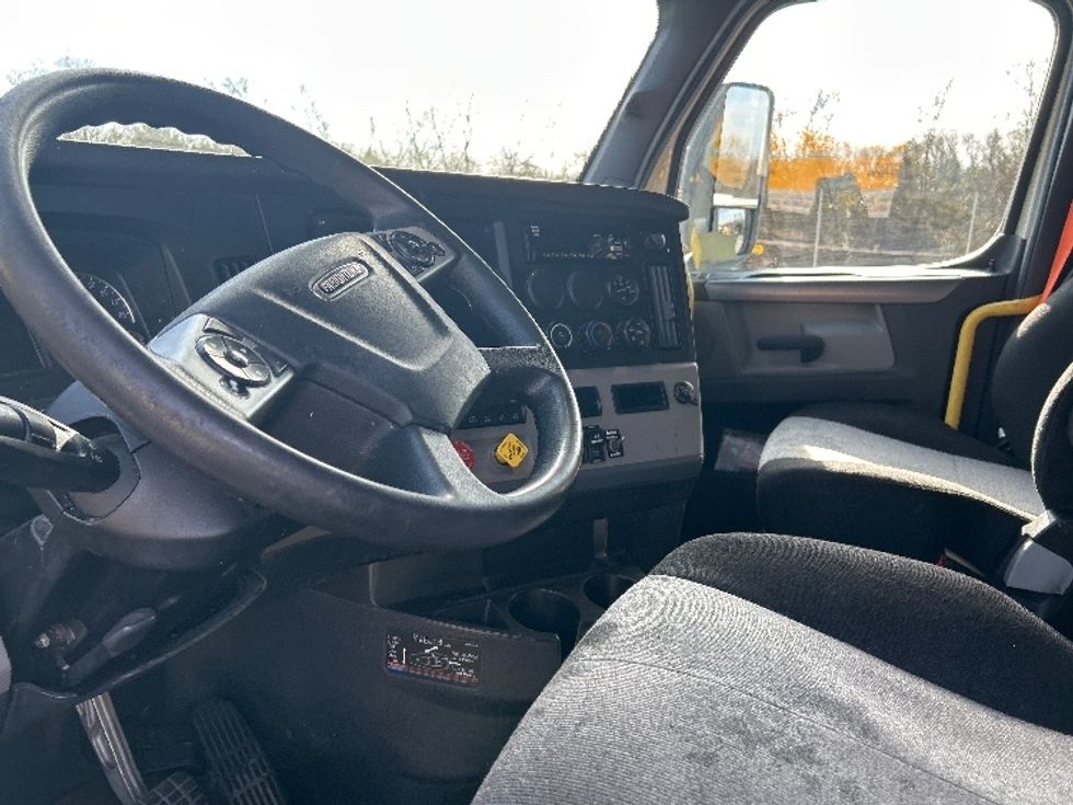 Sleeper Tractor-Heavy Duty Tractors-Freightliner-2020-T12664ST-Anderson-SC-466,208\n\t\tmiles-$ 60,250 - Image 10