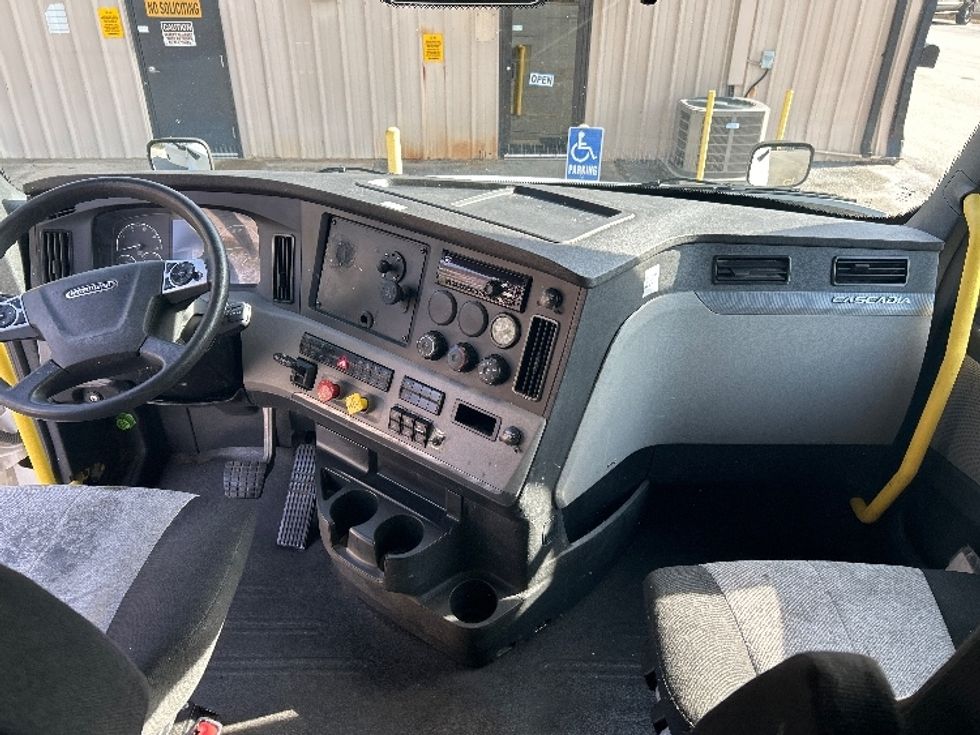 Sleeper Tractor-Heavy Duty Tractors-Freightliner-2020-T12664ST-Anderson-SC-466,208\n\t\tmiles-$ 60,250 - Image 12