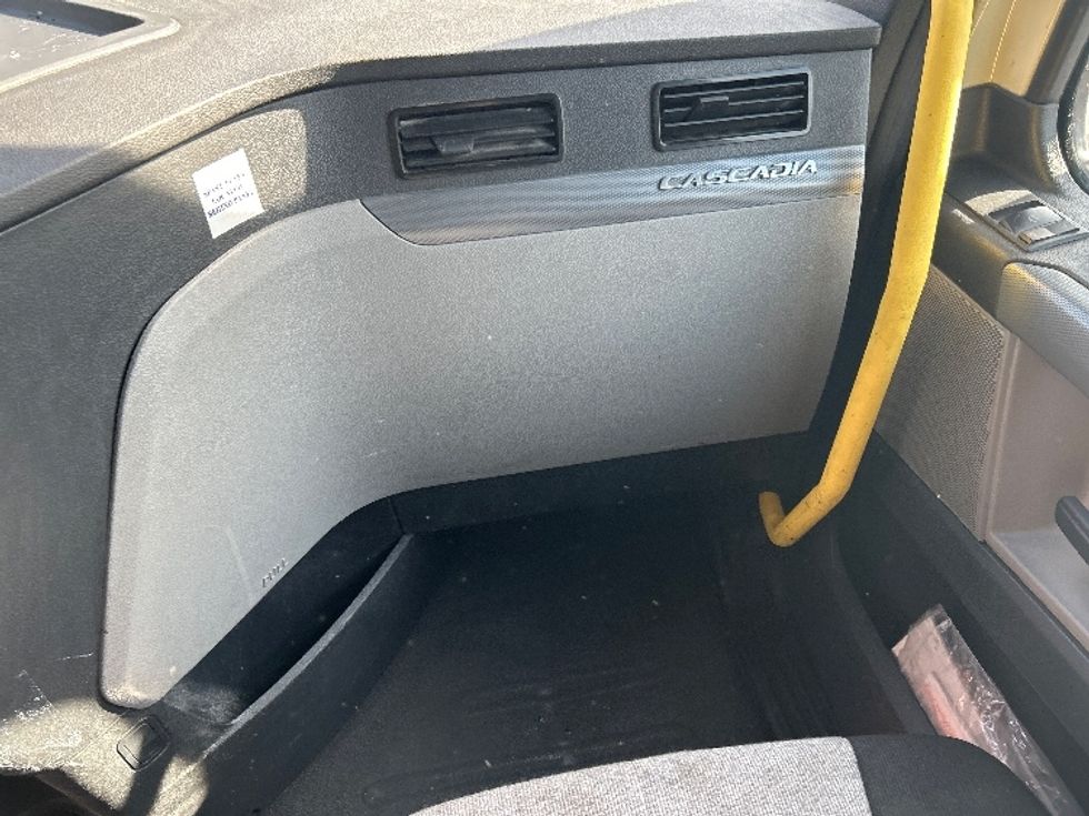 Sleeper Tractor-Heavy Duty Tractors-Freightliner-2020-T12664ST-Anderson-SC-466,208\n\t\tmiles-$ 60,250 - Image 14