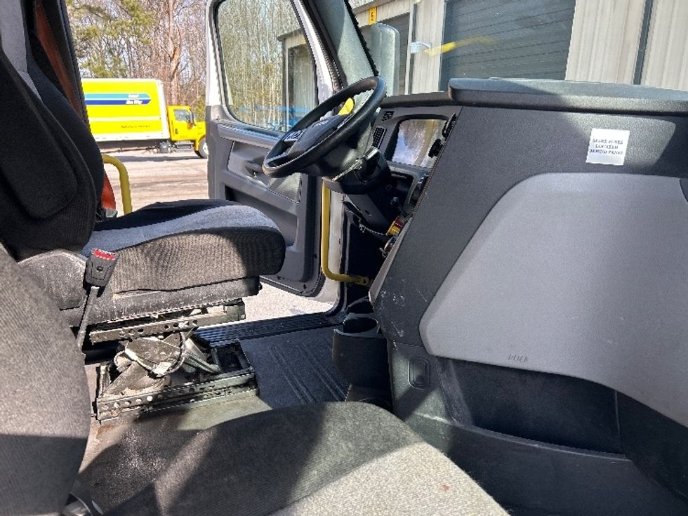 Sleeper Tractor-Heavy Duty Tractors-Freightliner-2020-T12664ST-Anderson-SC-466,208\n\t\tmiles-$ 60,250 - Image 15