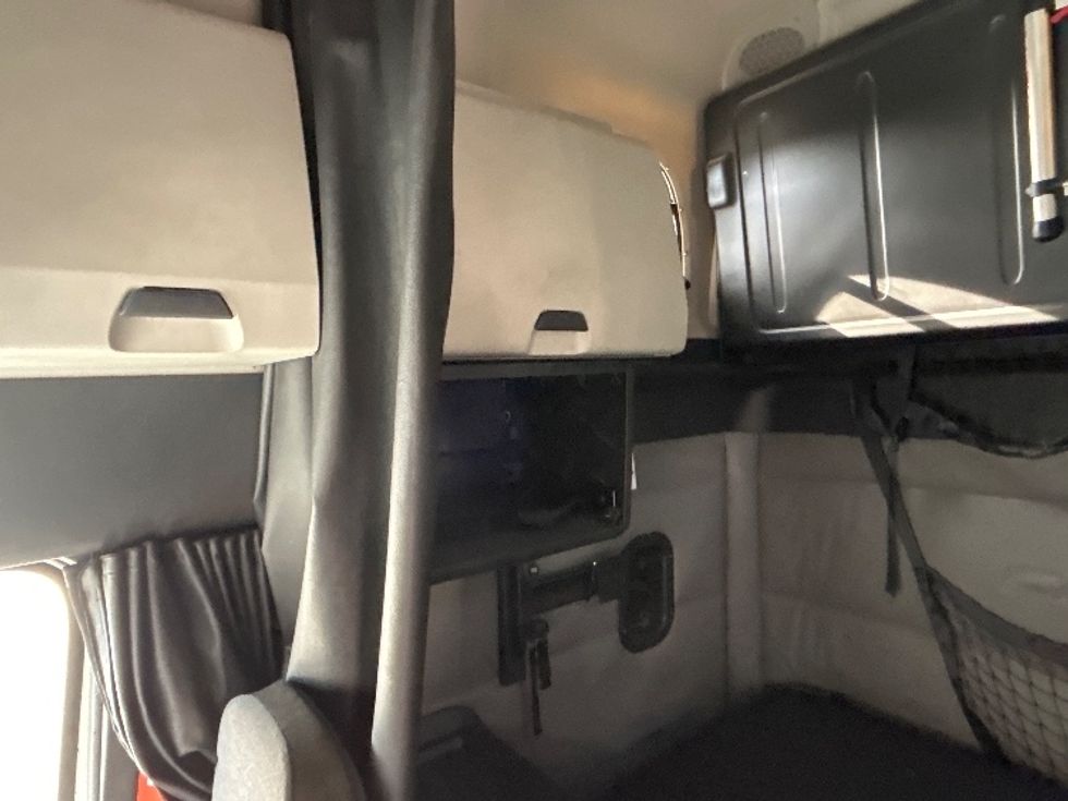 Sleeper Tractor-Heavy Duty Tractors-Freightliner-2020-T12664ST-Anderson-SC-466,208\n\t\tmiles-$ 60,250 - Image 16