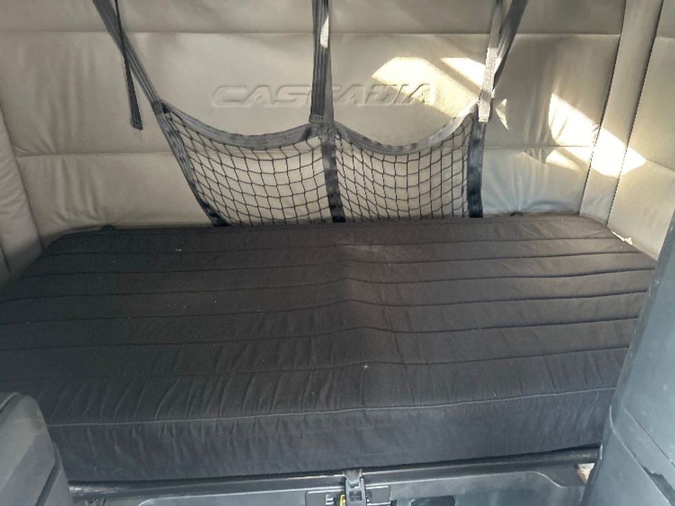 Sleeper Tractor-Heavy Duty Tractors-Freightliner-2020-T12664ST-Anderson-SC-466,208\n\t\tmiles-$ 60,250 - Image 17