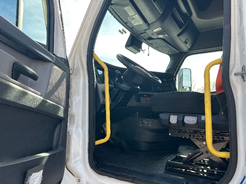 Sleeper Tractor-Heavy Duty Tractors-Freightliner-2020-T12664ST-Anderson-SC-466,208\n\t\tmiles-$ 60,250 - Image 9