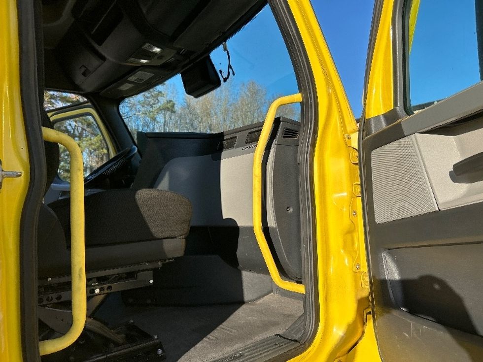 Sleeper Tractor-Heavy Duty Tractors-Freightliner-2020-T12664ST-Anderson-SC-470,902\n\t\tmiles-$ 58,750 - Image 13