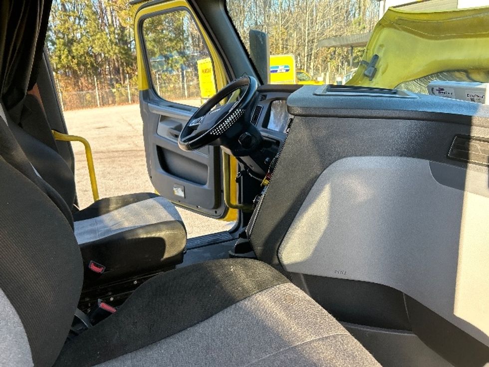 Sleeper Tractor-Heavy Duty Tractors-Freightliner-2020-T12664ST-Anderson-SC-470,902\n\t\tmiles-$ 58,750 - Image 15