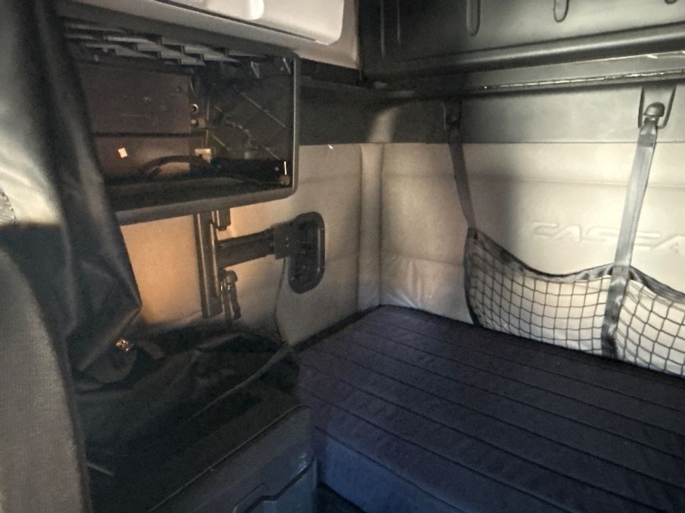 Sleeper Tractor-Heavy Duty Tractors-Freightliner-2020-T12664ST-Anderson-SC-470,902\n\t\tmiles-$ 58,750 - Image 16