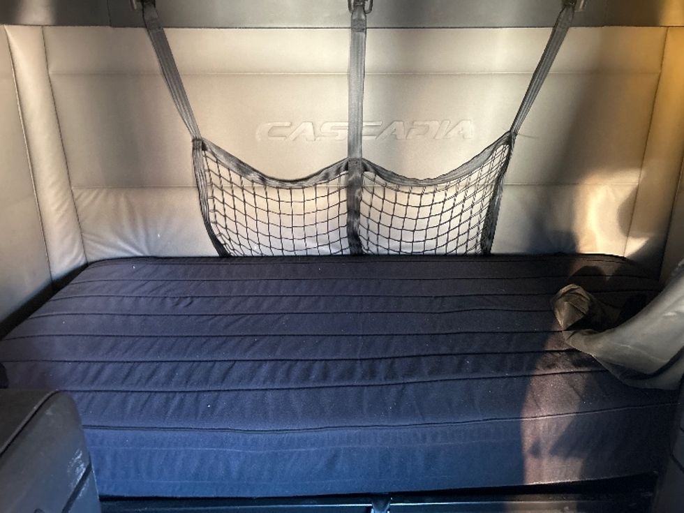 Sleeper Tractor-Heavy Duty Tractors-Freightliner-2020-T12664ST-Anderson-SC-470,902\n\t\tmiles-$ 58,750 - Image 17