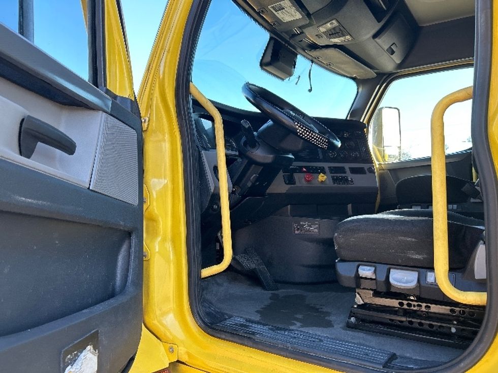 Sleeper Tractor-Heavy Duty Tractors-Freightliner-2020-T12664ST-Anderson-SC-470,902\n\t\tmiles-$ 58,750 - Image 9