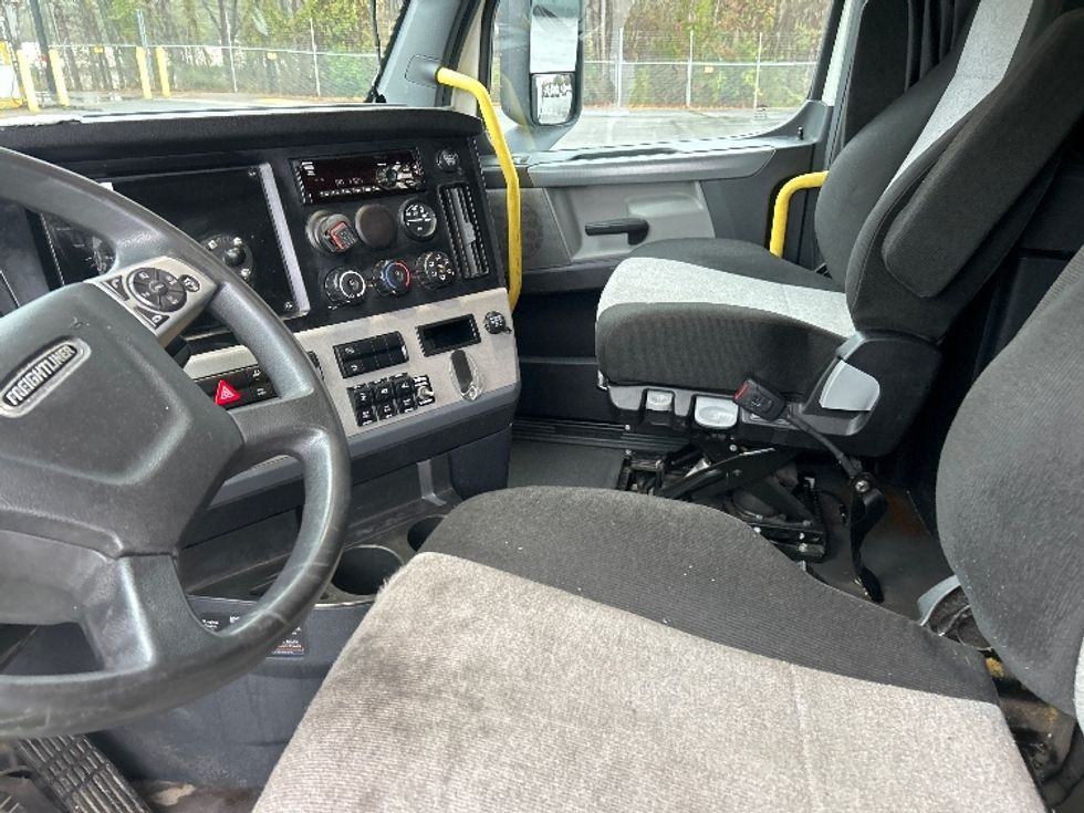 Sleeper Tractor-Heavy Duty Tractors-Freightliner-2020-T12664ST-Anderson-SC-478,551\n\t\tmiles-$ 62,250 - Image 10