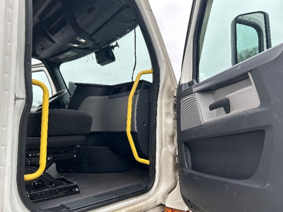 Sleeper Tractor-Heavy Duty Tractors-Freightliner-2020-T12664ST-Anderson-SC-478,551\n\t\tmiles-$ 62,250 - Image 13