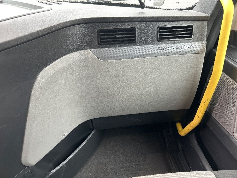 Sleeper Tractor-Heavy Duty Tractors-Freightliner-2020-T12664ST-Anderson-SC-478,551\n\t\tmiles-$ 62,250 - Image 14